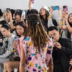 Los asistentes toman fotografías mientras una modelo presenta una creación durante el Louis Vuitton Voyager Show con la próxima colección Women's Prefall 2024 en el Long Museum West Bund en Shanghai. | Foto:Héctor Retamal / AFP