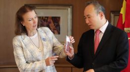 La Canciller Diana Mondino, con el embajador de China en la Argentina, Wang Wei