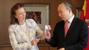 La Canciller Diana Mondino, con el embajador de China en la Argentina, Wang Wei