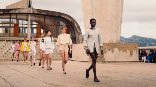 Chanel Cruise 24/25: La inspiración que llevó a sentir una tarde de verano en Marsella