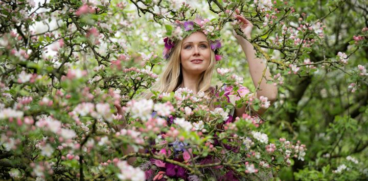 La modelo Lucy Kent lleva un vestido inspirado en la figura de Flora, la diosa de las flores y la estación de la primavera, en la pintura "La Primavera" del fallecido artista italiano Sandro Botticelli, mientras posa en Harrogate, al norte de Inglaterra.