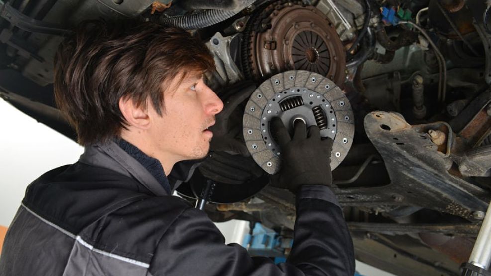 ¿Cuáles son los cinco errores comunes que desgastan el embrague del auto?