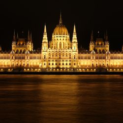 Imagen de una vista del edificio del Parlamento de noche, en Budapest, Hungría. | Foto:Xinhua/Zheng Huansong