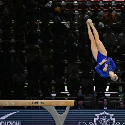 La finlandesa Misella Antila compite en la viga de equilibrio durante la final femenina de tercera edad en el 35º Campeonato Europeo femenino de gimnasia artística, en Rímini, en la costa del Adriático, noreste de Italia. | Foto:GABRIEL BOUYS / AFP