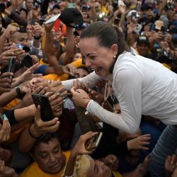 La líder de la oposición venezolana María Corina Machado saluda a sus partidarios durante una manifestación en Maracaibo, estado de Zulia, Venezuela. Venezuela se dirige a las urnas para las elecciones presidenciales del 28 de julio. | Foto:JUAN BARRETO / AFP