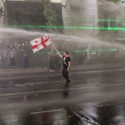 La policía utiliza cañones de agua para dispersar a los manifestantes cerca del parlamento georgiano durante una manifestación contra un controvertido proyecto de ley sobre "influencia extranjera", que según Bruselas socavaría las aspiraciones europeas de Georgia, en Tbilisi. | Foto:GIORGI ARJEVANIDZE / AFP