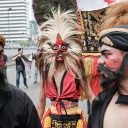 Los bailarines interpretan la danza tradicional indonesia Reog en una carretera cerrada durante una manifestación en Yakarta, Indonesia. | Foto:Yasuyoshi Chiba / AFP