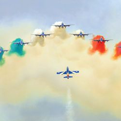 Imagen del escuadrón de acrobacia aérea italiano "Frecce Tricolori" realizando una presentación durante un espectáculo aéreo en la Base de la Fuerza Aérea Rivolto, en Italia. | Foto:Xinhua/Diego Petrussi