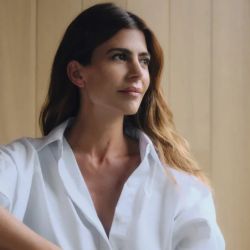 Juliana Awada vuelve a su raíz y volvió a la moda: líneas simples junto a un concepto inspirado en la Patagonia