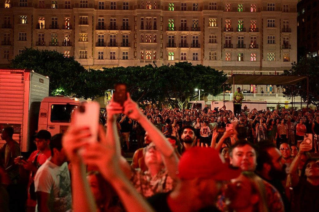 2 de mayo de 2024. Fans atentos a la prueba de sonido de Madonna, en la playa de Copacabana.
