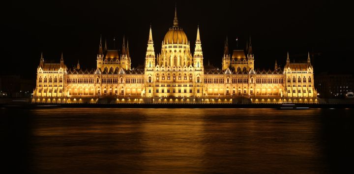 Imagen de una vista del edificio del Parlamento de noche, en Budapest, Hungría.