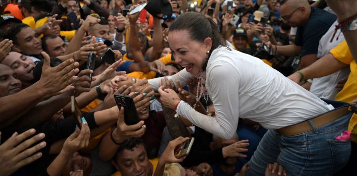 La líder de la oposición venezolana María Corina Machado saluda a sus partidarios durante una manifestación en Maracaibo, estado de Zulia, Venezuela. Venezuela se dirige a las urnas para las elecciones presidenciales del 28 de julio.