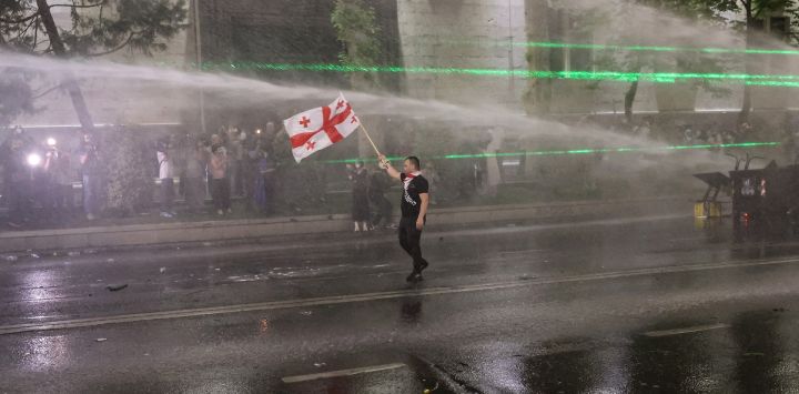 La policía utiliza cañones de agua para dispersar a los manifestantes cerca del parlamento georgiano durante una manifestación contra un controvertido proyecto de ley sobre "influencia extranjera", que según Bruselas socavaría las aspiraciones europeas de Georgia, en Tbilisi.