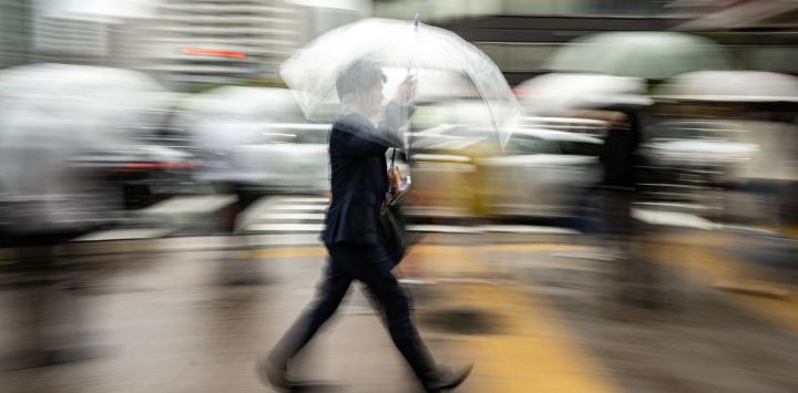 Los peatones utilizan paraguas para protegerse de las fuertes lluvias en el distrito de Ginza en Tokio.
