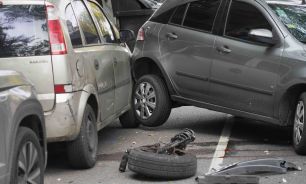 El choque de Caballito, con tres autos estacionados embestidos por un conductor que se dio a la fuga.