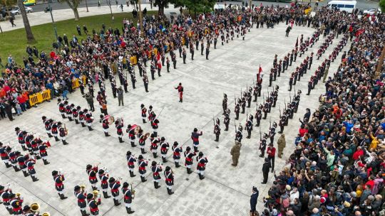Plaza de Mayo: los regimientos de Granaderos, Patricios e Iriarte realizaron en simultáneo el cambio de guardia