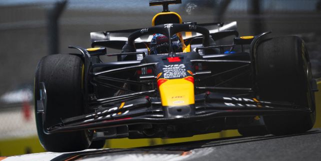 Verstappen, con su Red Bull "volando" en una curva en Miami.