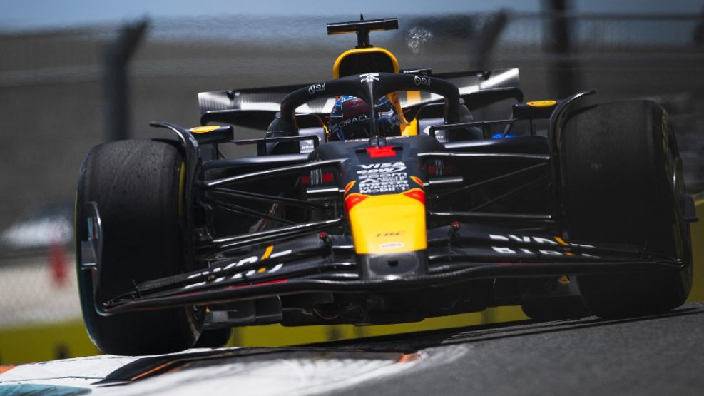 Verstappen, con su Red Bull "volando" en una curva en Miami.