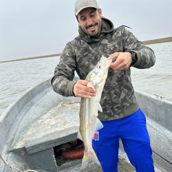 Arriba del bote, el pejerrey acusó en la balanza 1,930 kg, un verdadero matungo difícil de olvidar. 