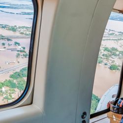 Esta fotografía publicada por la Presidencia brasileña muestra al presidente de Brasil, Luiz Inácio Lula da Silva, sobrevolando una zona afectada por las inundaciones en Porto Alegre, Brasil, | Foto:RICARDO STUCKERT / Presidencia de Brasil / AFP