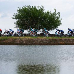 El grupo pasa por un campo de arroz durante la tercera etapa de la 107.ª carrera ciclista Giro de Italia, 166 km entre Novara y Fossano, en Fossano. | Foto:Luca Bettini / AFP