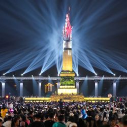 Imagen de personas observando un espectáculo de luces celebrado en una plaza, en Harbin, capital de la provincia de Heilongjiang, en el noreste de China. | Foto:Xinhua/Wang Jianwei