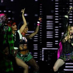 La estrella del pop estadounidense Madonna actúa en el escenario durante un concierto gratuito en la playa de Copacabana en Río de Janeiro, Brasil. Madonna finalizó su “The Celebration Tour” con una actuación a la que asistieron alrededor de 1,5 millones de entusiastas fans. | Foto:PABLO PORCÍUNCULA/AFP