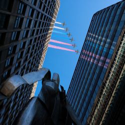 Los aviones de combate rusos Sukhoi SU-25 liberan humo con los colores de la bandera rusa mientras sobrevuelan Moscú, durante un ensayo general para el desfile militar del Día de la Victoria. Rusia celebrará el 9 de mayo el 79º aniversario de la victoria de 1945 sobre la Alemania nazi. | Foto:STRINGER / AFP