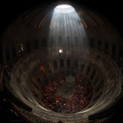 Los cristianos ortodoxos se reúnen con velas encendidas alrededor del Edículo, tradicionalmente considerado el lugar de enterramiento de Jesucristo, durante la ceremonia anual del Fuego Santo en la iglesia del Santo Sepulcro de Jerusalén. | Foto:AHMAD GHARABLI / AFP