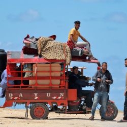 Los palestinos desplazados que partieron con sus pertenencias desde Rafah, en el sur de la Franja de Gaza, tras una orden de evacuación del ejército israelí, llegan a Khan Yunis, en medio del conflicto en curso entre Israel y el movimiento palestino Hamas. | Foto:AFP