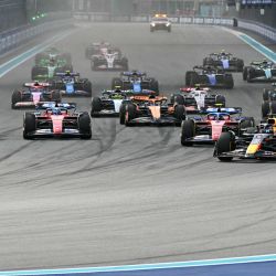 Los pilotos inician el Gran Premio de Fórmula Uno de Miami 2024 en el Autódromo Internacional de Miami en Miami Gardens, Florida. | Foto:JIM WATSON / AFP