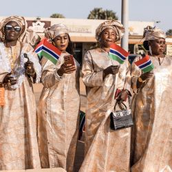 Sus partidarios ondean banderas de Gambia al costado de la carretera mientras el presidente de Gambia, Adama Barrow, llega al Centro Internacional de Conferencias Sir Dawda Kairaba Jawara durante la Cumbre 2024 de la Organización de Cooperación Islámica (OCI) en Banjul. | Foto:MUHAMADOU BITTAYE / AFP