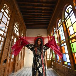 Una modelo presenta una creación de la diseñadora iraquí Amal Agha Jaffar durante un desfile de moda en Basora. | Foto:Hussein Faleh / AFP