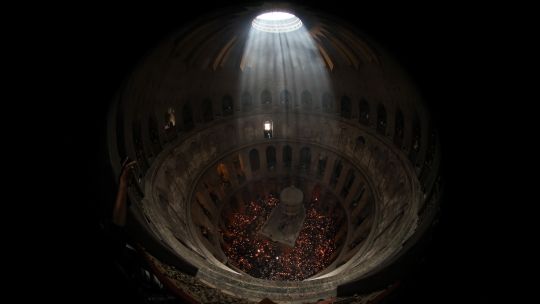 Fotogaleria Los cristianos ortodoxos se reúnen con velas encendidas alrededor del Edículo, tradicionalmente considerado el lugar de enterramiento de Jesucristo, durante la ceremonia anual del Fuego Santo