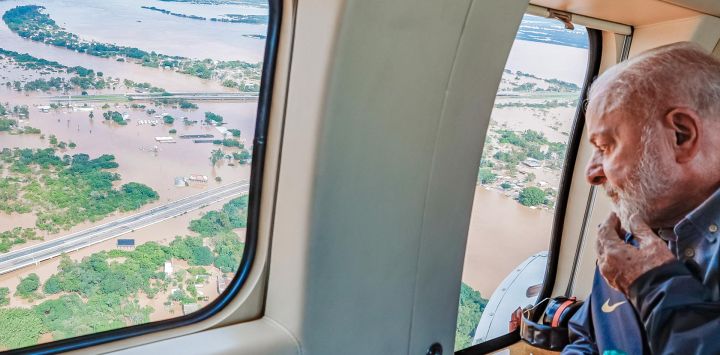 Esta fotografía publicada por la Presidencia brasileña muestra al presidente de Brasil, Luiz Inácio Lula da Silva, sobrevolando una zona afectada por las inundaciones en Porto Alegre, Brasil,
