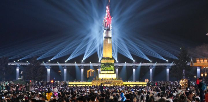 Imagen de personas observando un espectáculo de luces celebrado en una plaza, en Harbin, capital de la provincia de Heilongjiang, en el noreste de China.