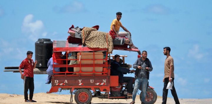 Los palestinos desplazados que partieron con sus pertenencias desde Rafah, en el sur de la Franja de Gaza, tras una orden de evacuación del ejército israelí, llegan a Khan Yunis, en medio del conflicto en curso entre Israel y el movimiento palestino Hamas.