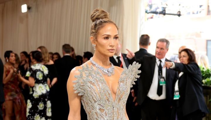 Met Gala 2024: Jennifer Lopez impactó con un descomunal vestido transparente