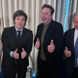 Esta fotografía publicada por la Presidencia argentina muestra al presidente de Argentina, Javier Milei, su hermana y Secretaria General de la Presidencia de Argentina, Karina Milei, Elon Musk, director ejecutivo de SpaceX, Twitter y el fabricante de automóviles eléctricos Tesla, y el embajador argentino en los Estados Unidos, Gerardo Werthein, posando durante una reunión mientras participaban en la Conferencia Global del Instituto Milken en Beverly Hills, California. | Foto:Presidencia Argentina / AFP