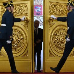 En esta fotografía el presidente electo de Rusia, Vladimir Putin, llega a su ceremonia de toma de posesión en el Kremlin en Moscú. | Foto:SERGEI BOBYLYOV/POOL/AFP