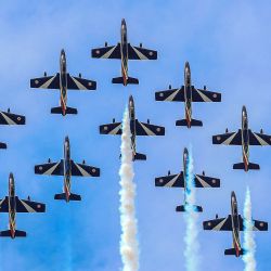 Imagen del escuadrón de acrobacia aérea italiano Frecce Tricolori realizando una presentación durante un espectáculo aéreo organizado en ocasión de la 64 temporada acrobática del escuadrón de acrobacia aérea, en la Base de la Fuerza Aérea Rivolto, en Italia. | Foto:Xinhua/Diego Petrussi