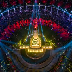 Imagen tomada con un dron de un espectáculo de luces celebrado en una plaza, en Harbin, capital de la provincia de Heilongjiang, en el noreste de China. | Foto:Xinhua/Zhang Tao