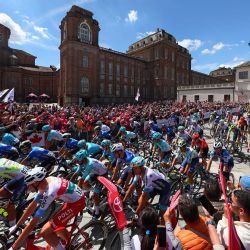 Los ciclistas inician la etapa 1 de la carrera ciclista Giro de Italia 2024, 140 km entre Venaria Reale y Torino. La 107ª edición del Giro de Italia, con un total de 3400,8 km, sale de Veneria Reale cerca de Turín y finalizará en Roma el 26 de mayo de 2024. | Foto:Luca Bettini / AFP