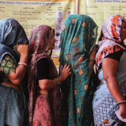 Los votantes hacen cola para emitir su voto en un colegio electoral durante la tercera fase de la votación de las elecciones generales de la India en Bhopal. | Foto:Gagan Nayar / AFP