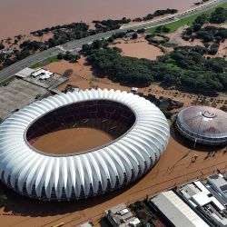 Vista aérea del inundado estadio Beira-Rio del equipo brasileño de fútbol Internacional en Porto Alegre, estado de Rio Grande do Sul, Brasil. Desde que comenzó el diluvio sin precedentes la semana pasada, al menos 85 personas han muerto y más de 150.000 personas fueron expulsadas de sus hogares por inundaciones y deslizamientos de tierra en el estado de Rio Grande do Sul, dijeron las autoridades. | Foto:ANSELMO CUNHA / AFP