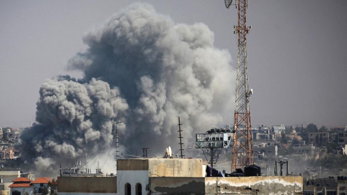 Israel launches airstrikes on Rafah camp: Hamas says it was “homicide”
