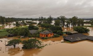 Las inundaciones mataron, al momento a 83 personas.
