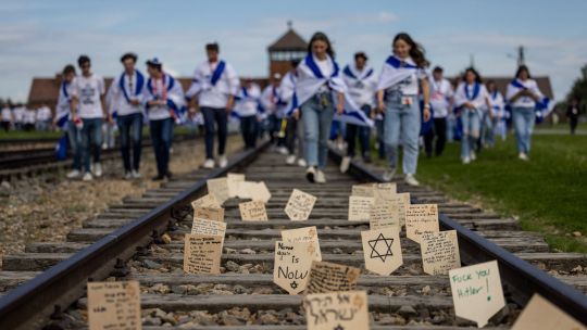 Fotogaleria Placas de madera con mensajes y oraciones colocadas por los participantes en una vía férrea que conduce al antiguo campo de exterminio nazi de Auschwitz-Birkenau en Brzezinka, cerca de Auschwitz