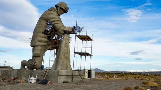 Más de 20 toneladas y 17 metros de alto: dónde estará el monumento más grande para los excombatientes de Malvinas