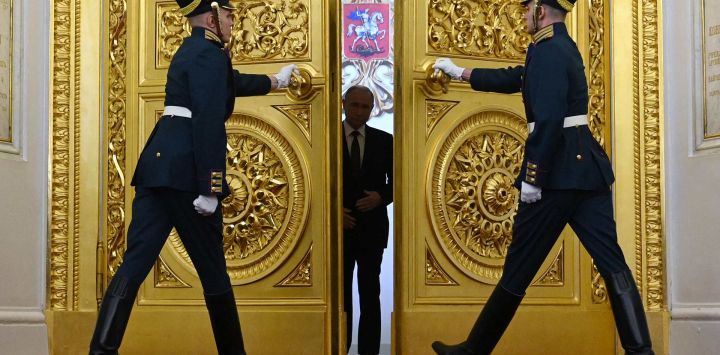 En esta fotografía el presidente electo de Rusia, Vladimir Putin, llega a su ceremonia de toma de posesión en el Kremlin en Moscú.